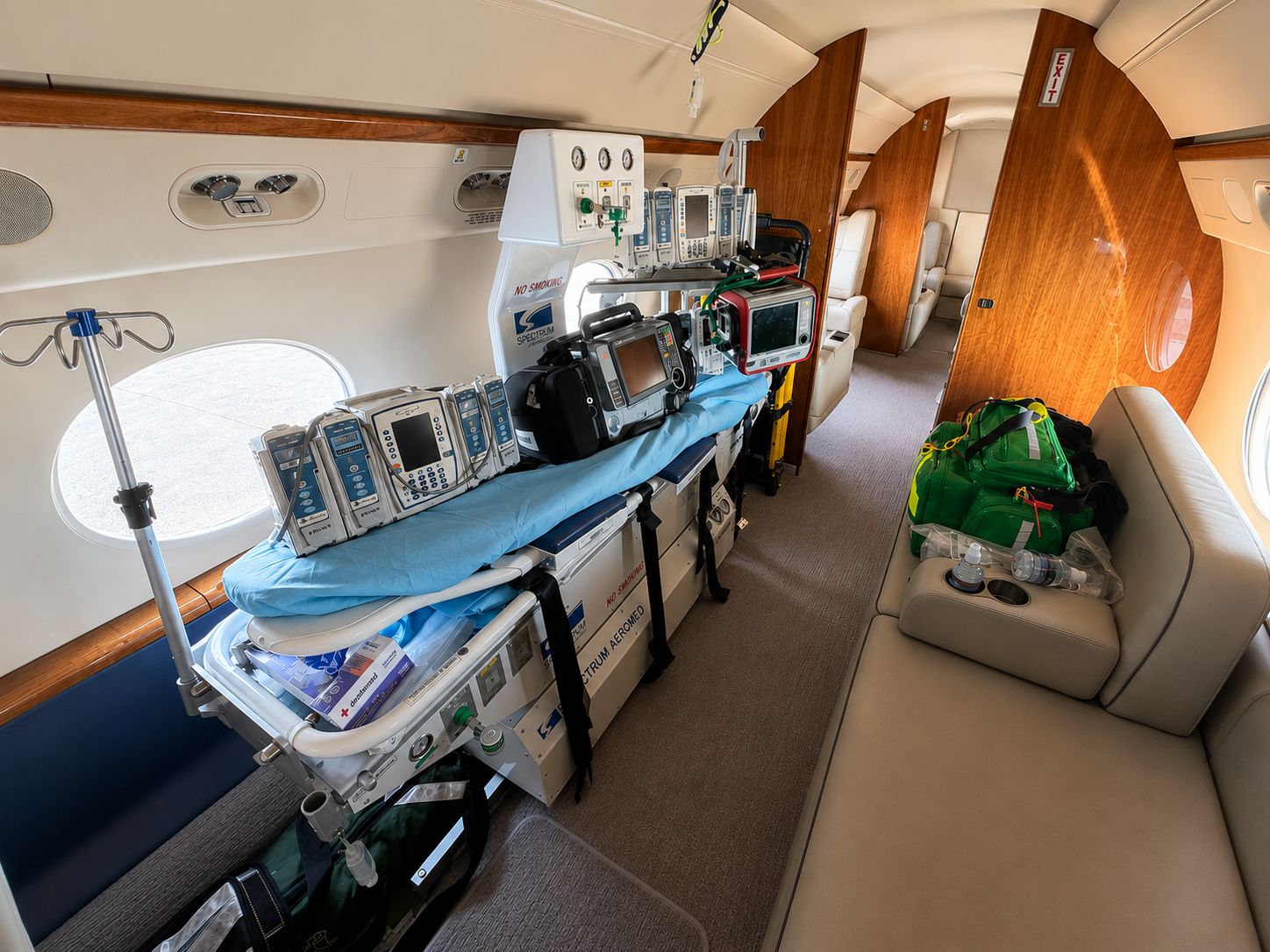 Aeromedical cabin with ICU stretcher, multi-parameter monitors, infusion pumps and oxygen and vacuum panel
